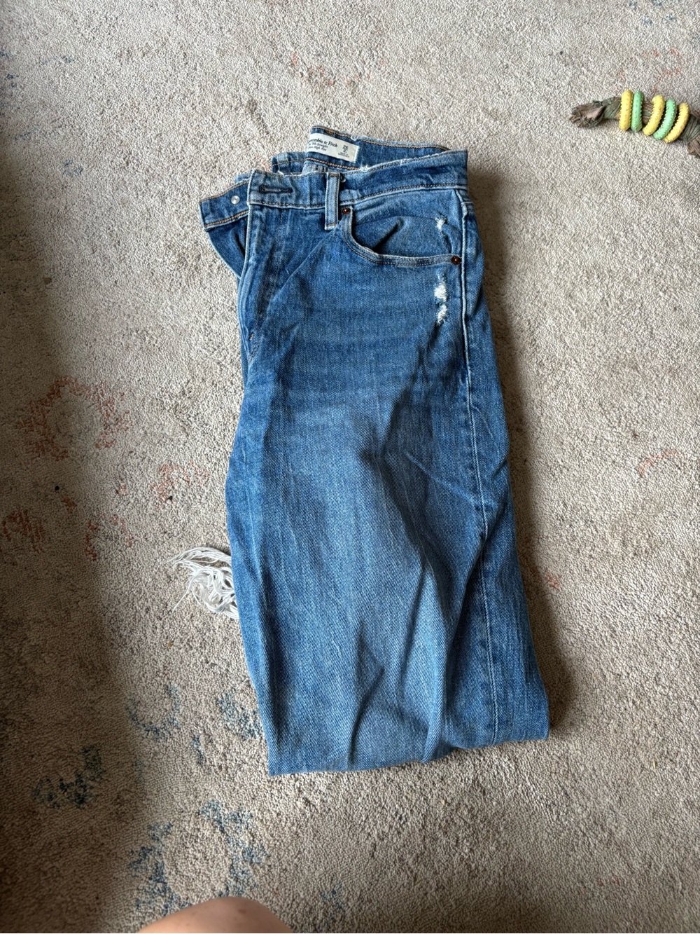 Abercrombie & Fitch 90s High Rise Jeans with Distressed Knee (long)